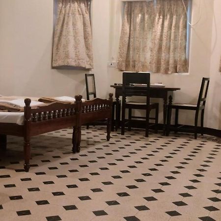 Bentleys Hotel Mumbai Ngoại thất bức ảnh