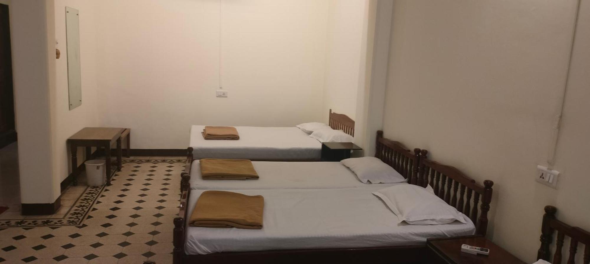 Bentleys Hotel Mumbai Ngoại thất bức ảnh