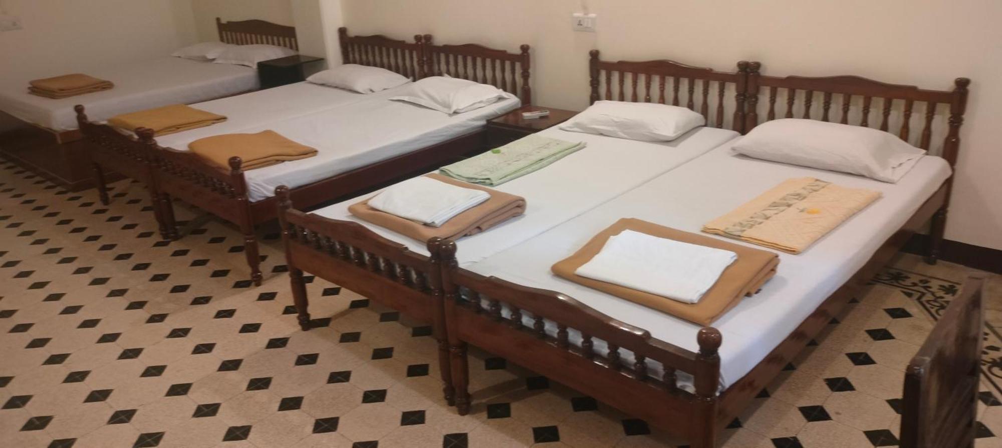 Bentleys Hotel Mumbai Ngoại thất bức ảnh