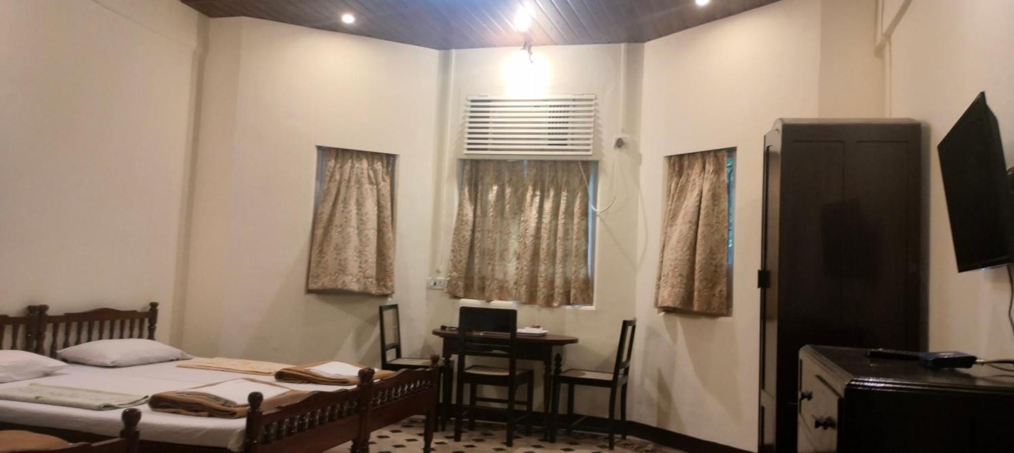 Bentleys Hotel Mumbai Ngoại thất bức ảnh