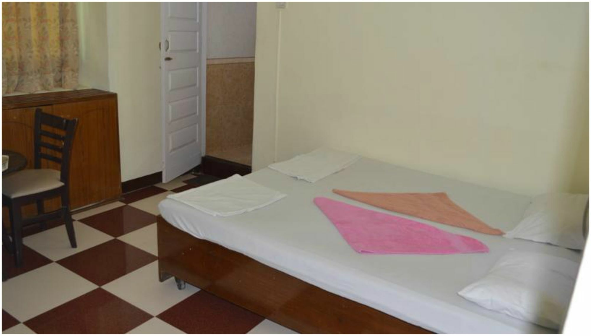 Bentleys Hotel Mumbai Ngoại thất bức ảnh