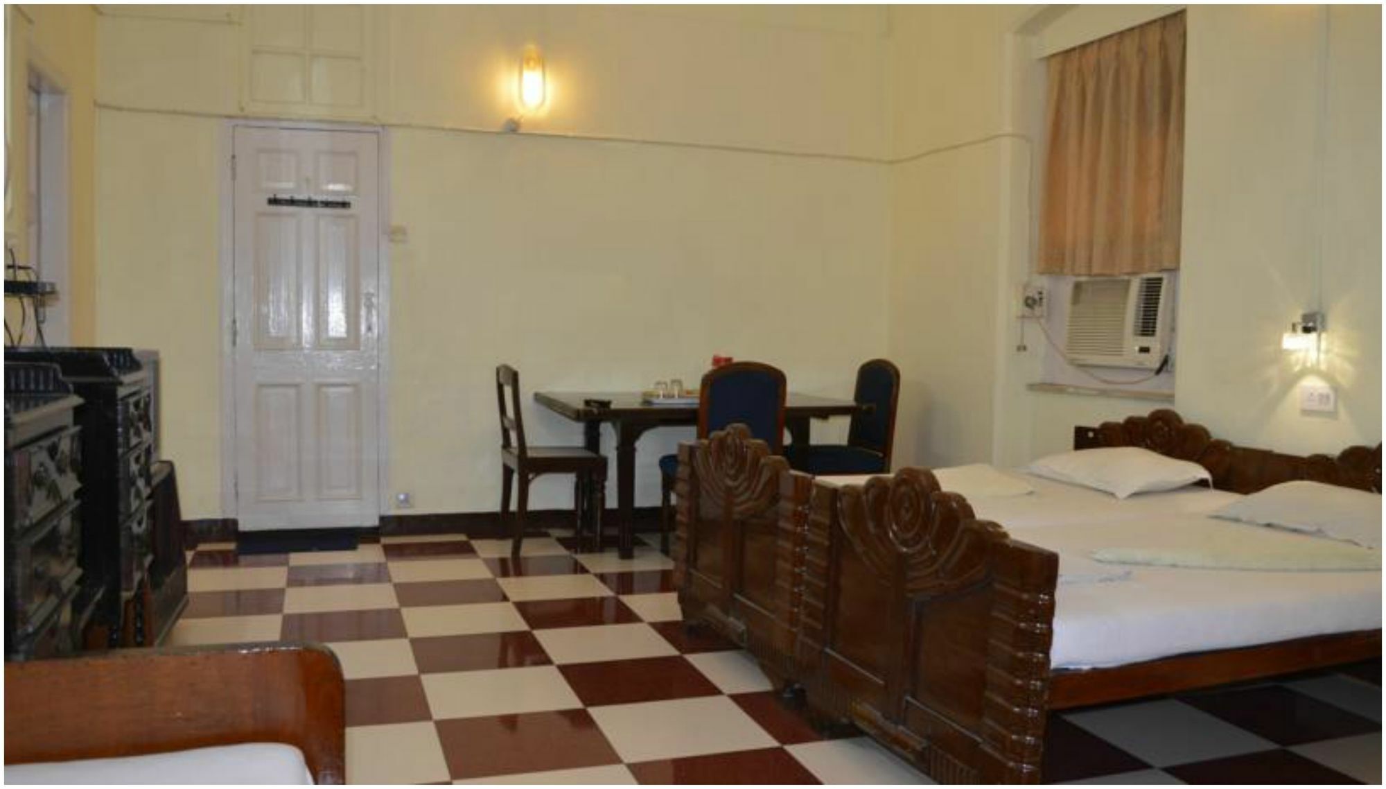 Bentleys Hotel Mumbai Ngoại thất bức ảnh