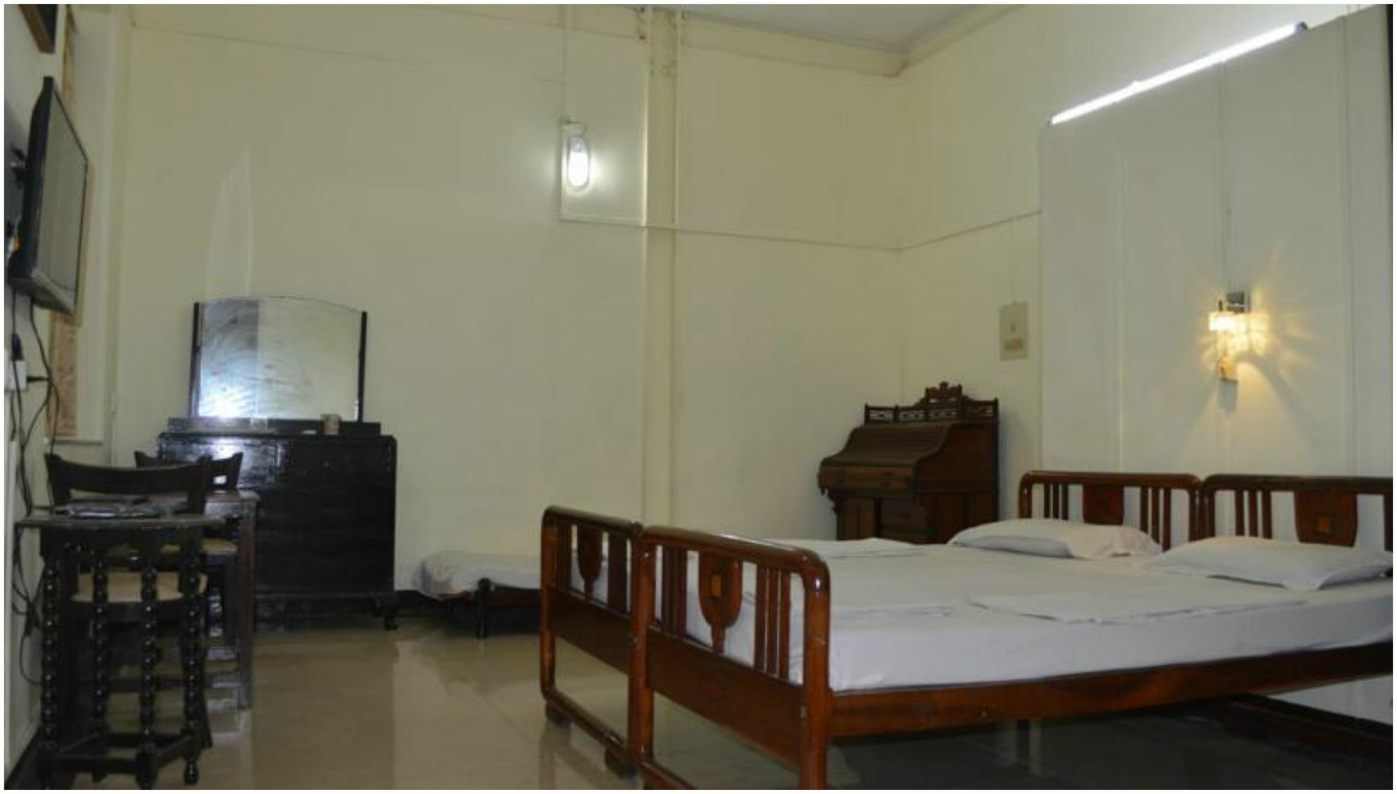 Bentleys Hotel Mumbai Ngoại thất bức ảnh