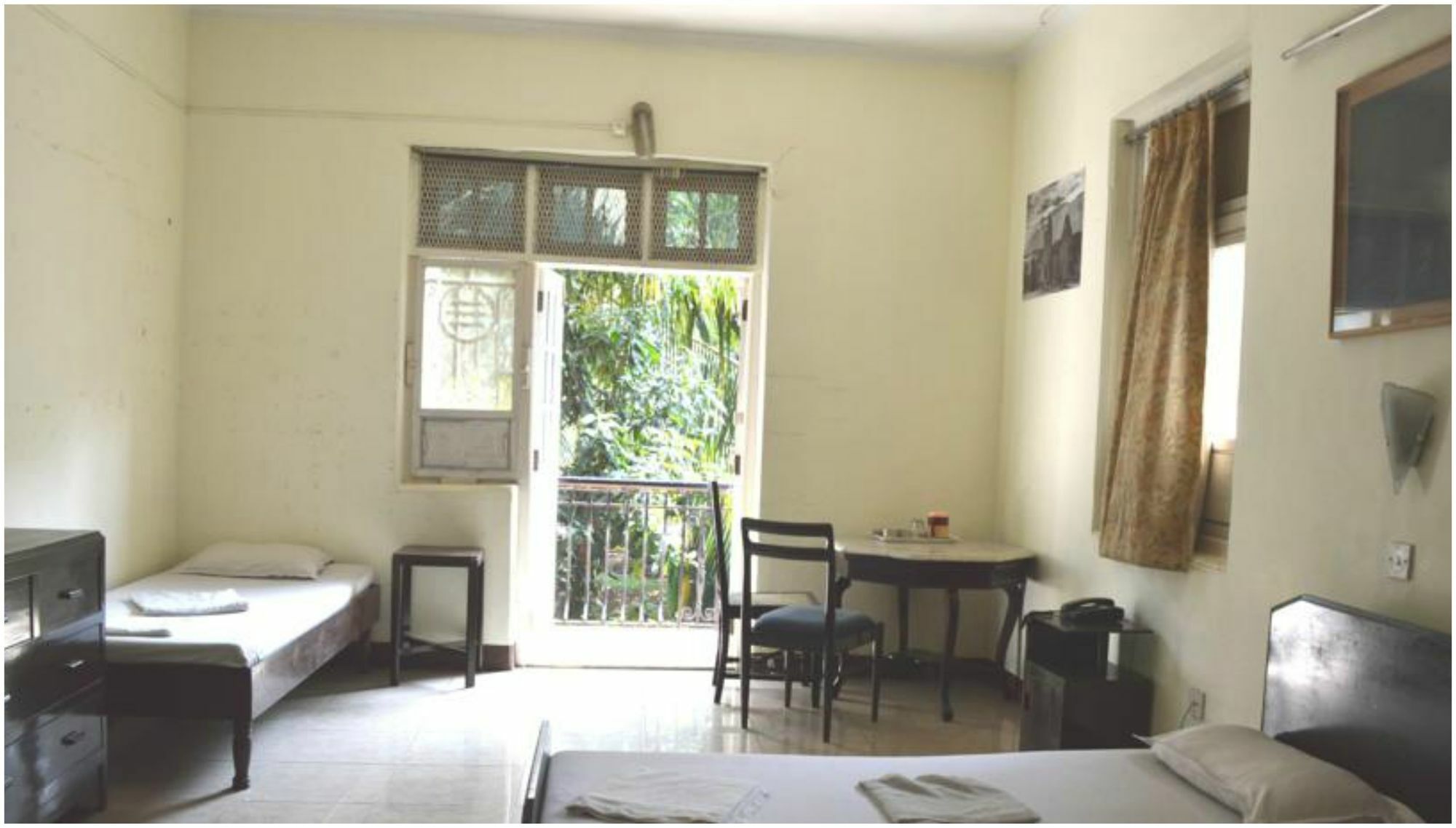 Bentleys Hotel Mumbai Ngoại thất bức ảnh