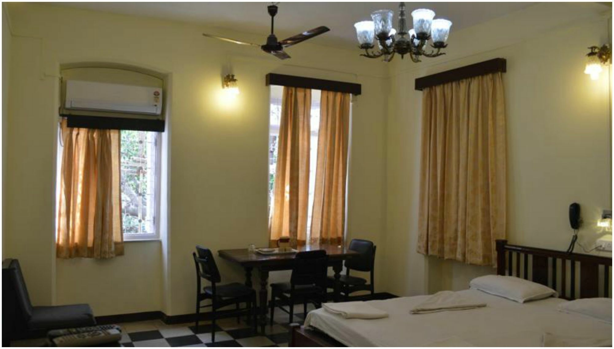 Bentleys Hotel Mumbai Ngoại thất bức ảnh