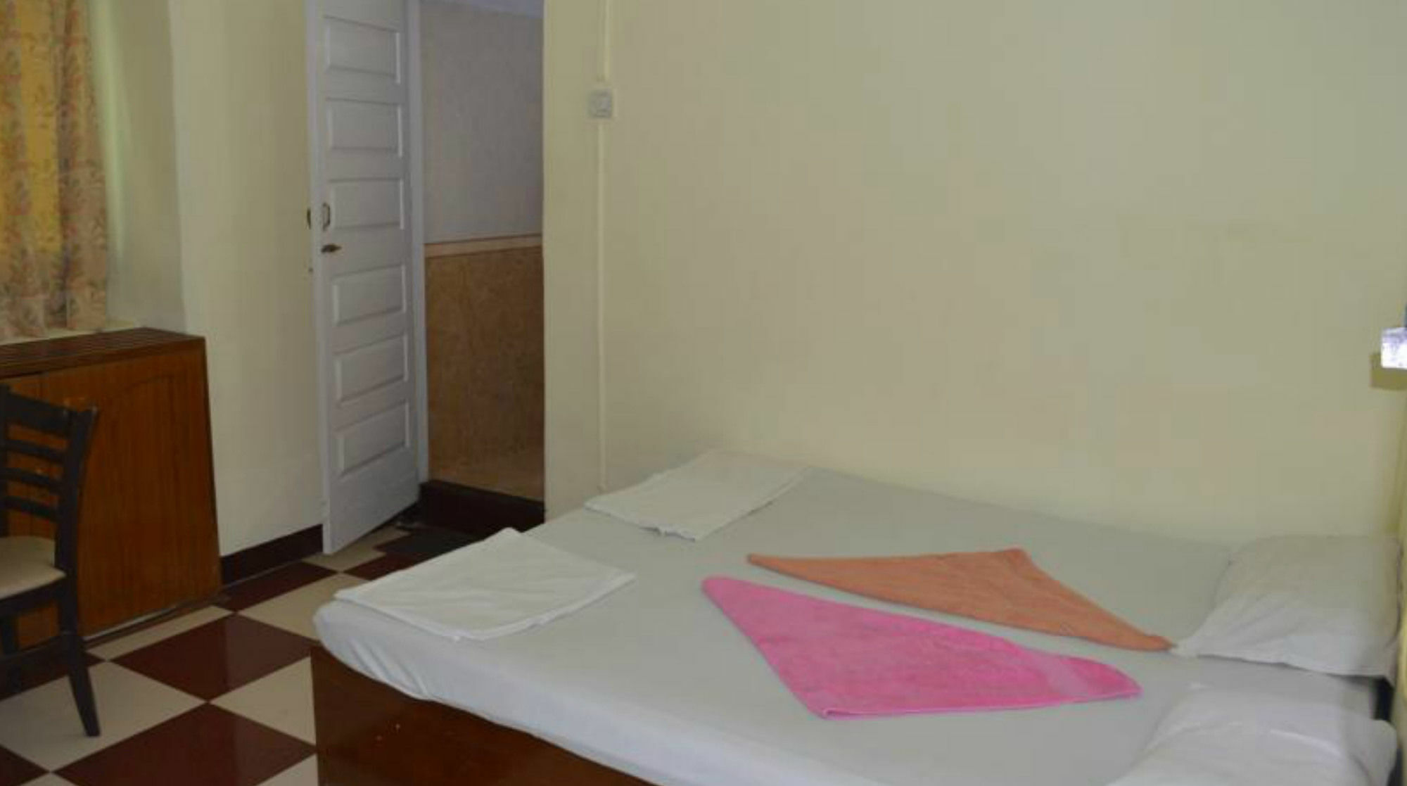Bentleys Hotel Mumbai Ngoại thất bức ảnh